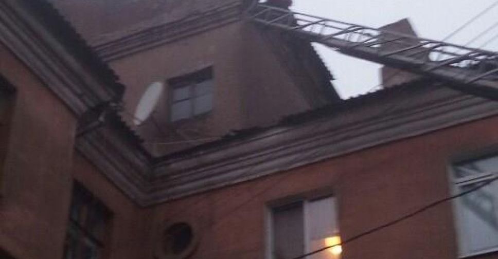 В Мариуполе с 16-метровой высоты падали листы металла и кирпичи, угрожая жизни горожан (ФОТО)