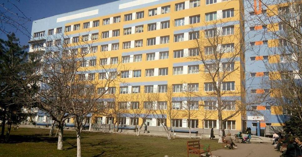 Во дворе мариупольской многоэтажки водитель на иномарке сбил женщину и скрылся