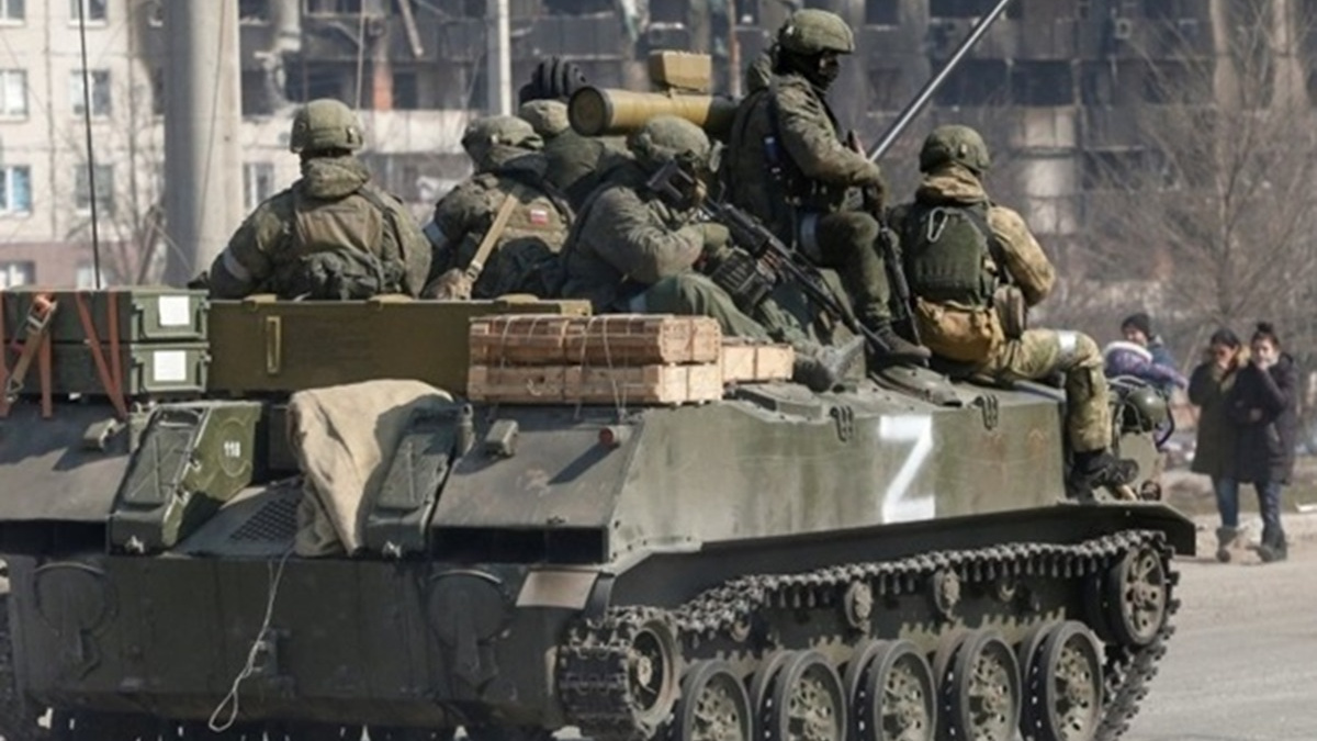 Росіяни перекинули через Маріуполь важку бронетехніку та ЗРК – подробиці