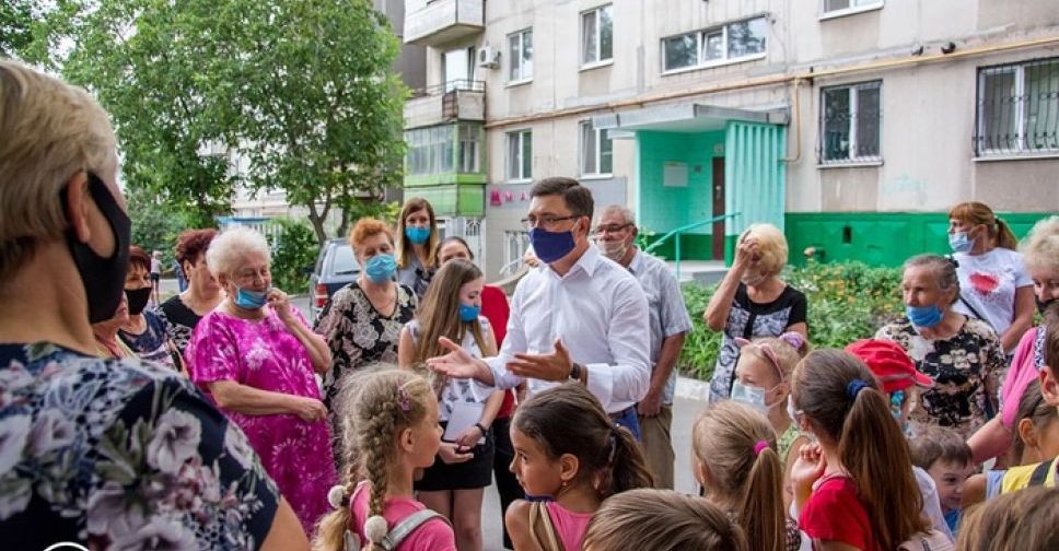 Современные беседки, качели и лавочки: в Мариуполе обустроили уютные дворы