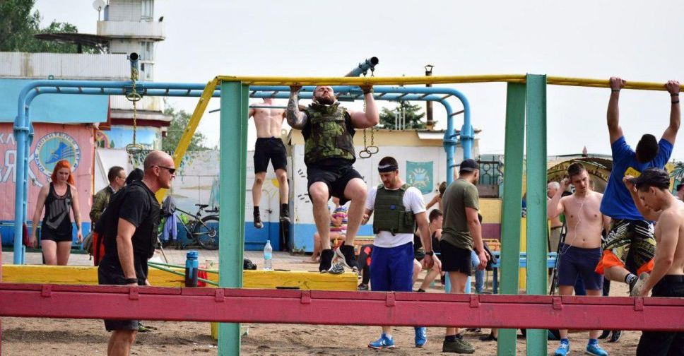 С бронежилетом на плечах: мариупольцы приняли участие в MURPH Challenge (ФОТО)