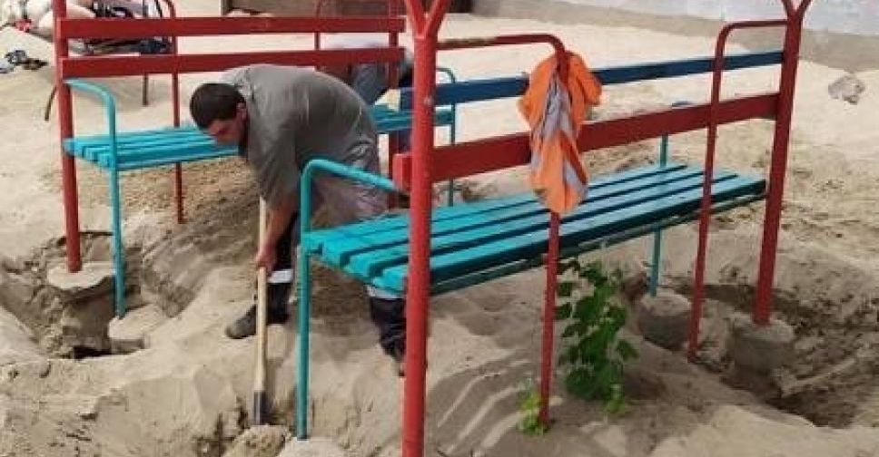 Новые скамейки и обновленные раздевалки: Мариуполь готовят к пляжному сезону (ФОТО)