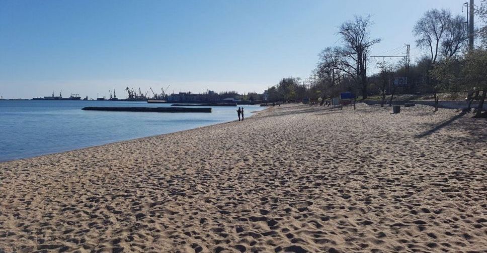 Мариупольцы в открытую гуляют возле моря во время карантина (ФОТО+ВИДЕО)