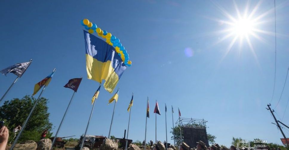 Над неподконтрольной Донетчиной в воздух поднялся украинский флаг