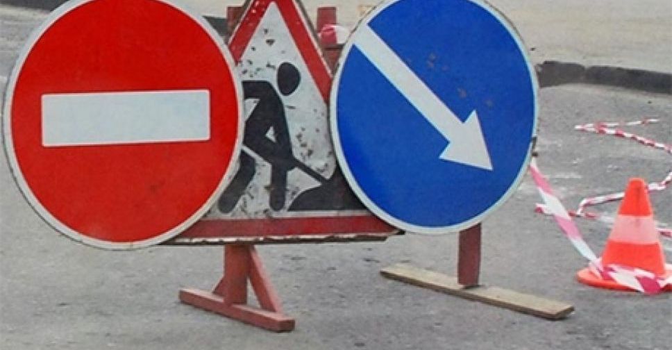На проспекте Строителей в Мариуполе перекрыли дорогу. Как ходит общественный транспорт?