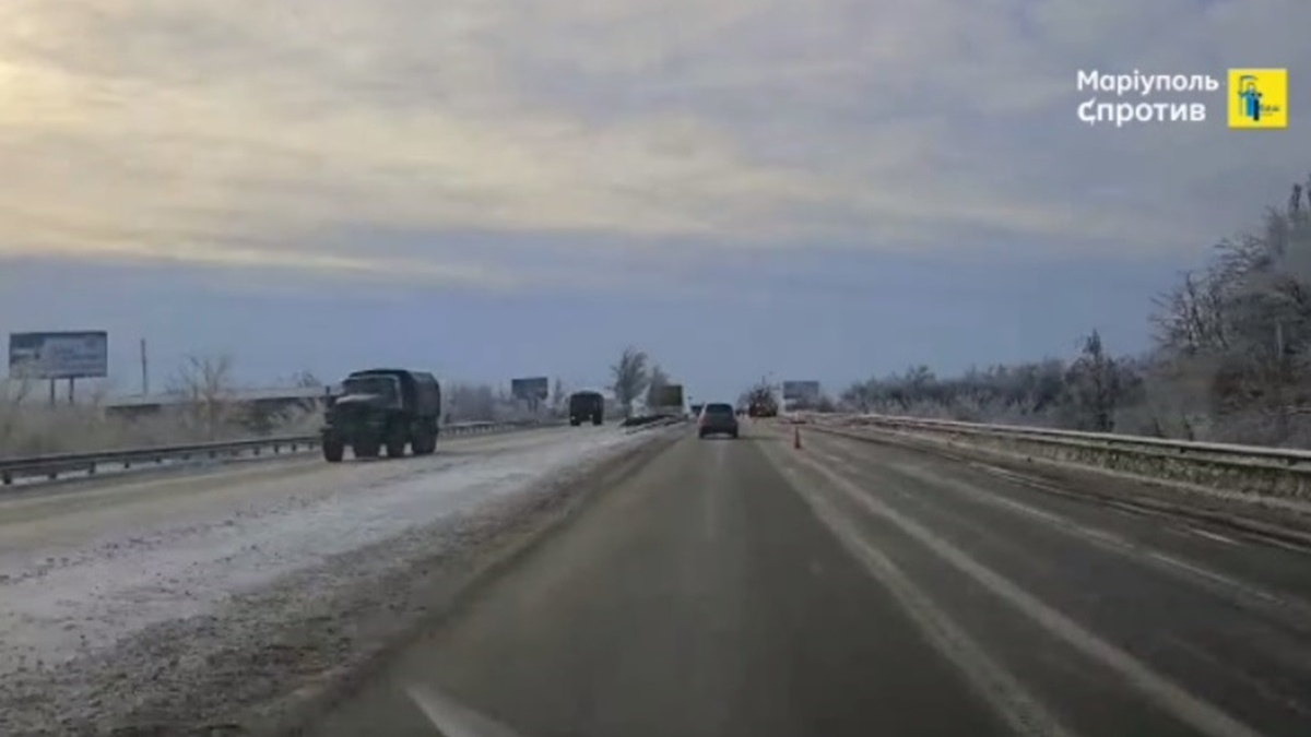 Під Маріуполем росіяни укріплюють позиції незвичними конструкціями та розширюють військові бази - подробиці