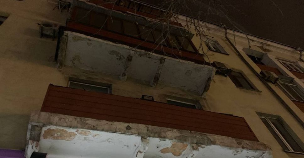 В центре Мариуполя обрушилась часть балкона (ФОТОФАКТ)