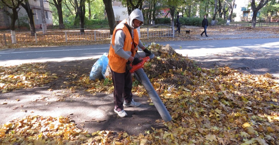 Мы в Европе! В Мариуполе начали пылесосить улицы (ФОТО+ВИДЕО)