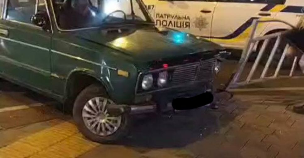 В центре Мариуполя автомобиль влетел в металлическое ограждение (ДОПОЛНЕНО)
