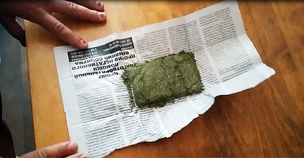 На Донетчине мужчина принес на территорию школы коноплю