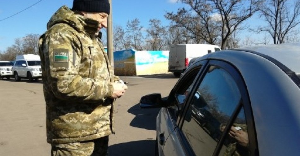 На КПВВ мужчина предлагал пограничникам заглянуть в пачку сигарет