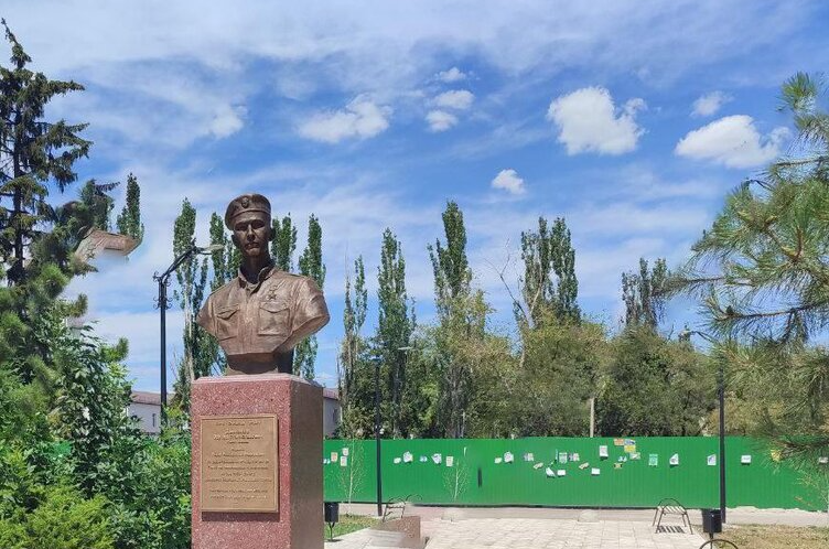 В окупованому Маріуполі встановили пам'ятник вбивці цивільного населення