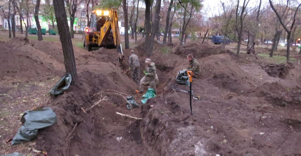 Количество захоронений в центре Мариуполя приближается к 300, среди них нашли могилу красноармейца (ФОТО+ВИДЕО)