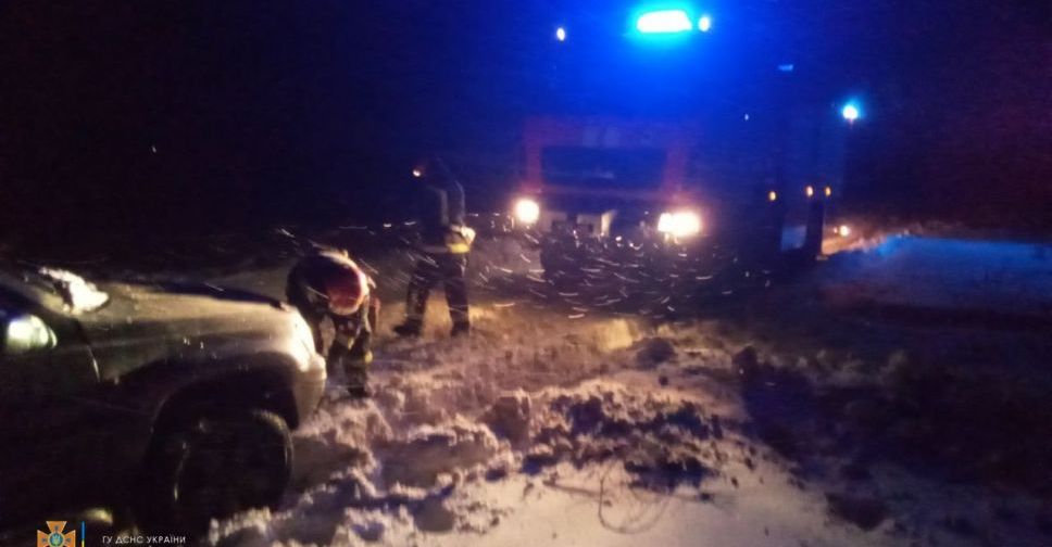 Карета «скорой» и автобус застряли на дорогах Донецкой области