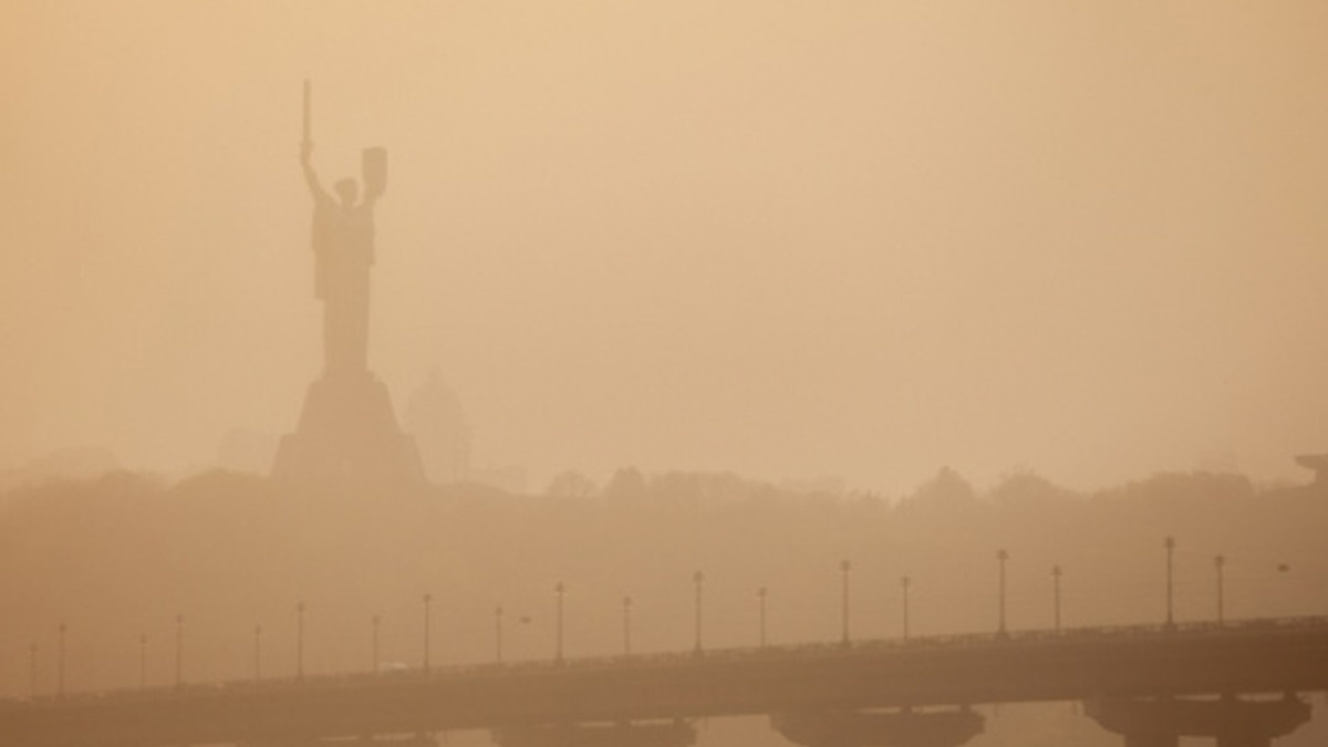 Пил із Сахари приніс в Україну брудні дощі: коли очиститься повітря