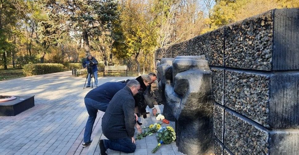 Мариуполь вместе со всей Украиной отмечает годовщину изгнания нацистов