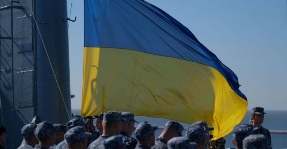В Мариуполе подняли сине-желтый флаг на выведенном из Крыма корабле