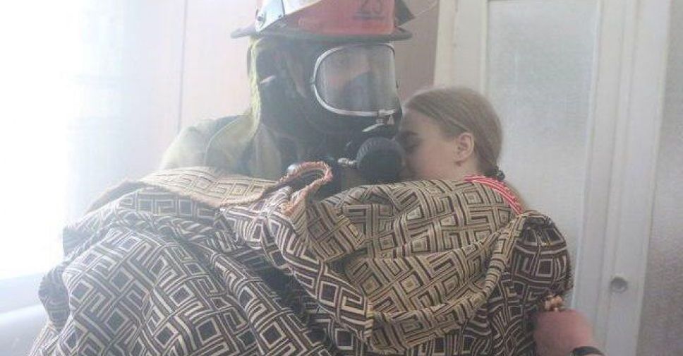 Спасатели Мариуполя вынесли ребенка из «горящего» санатория (ФОТО)