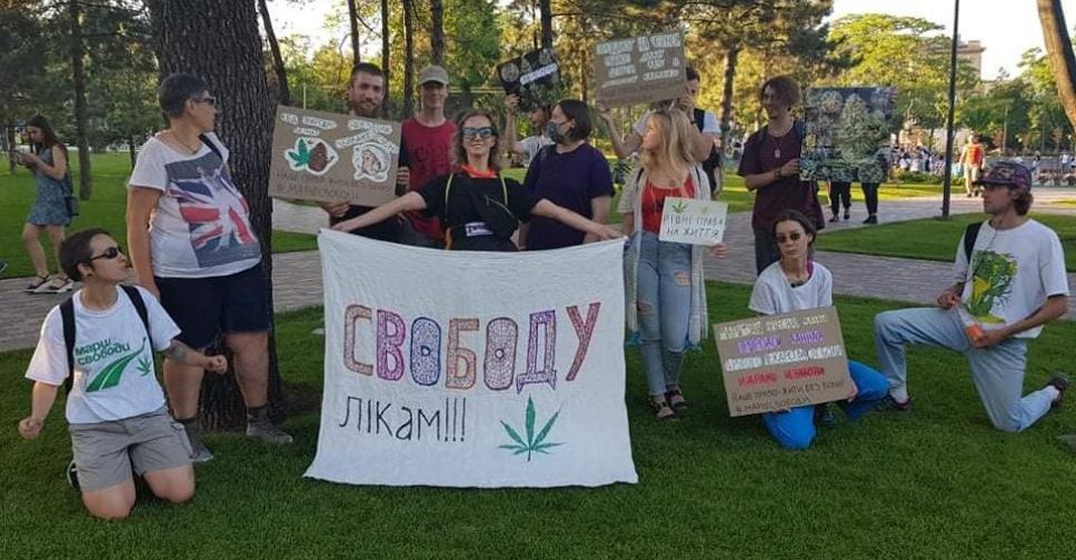 В центре Мариуполя провели «Конопляный Марш Свободы» (ФОТО)