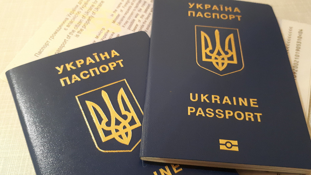 Українці зможуть залишатися у Польщі навіть без діючих паспортів – подробиці