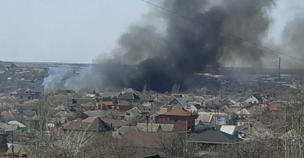 В Мариуполе горит 1,5 га камыша: пожар тушат пять машин и 26 спасателей (ФОТО)