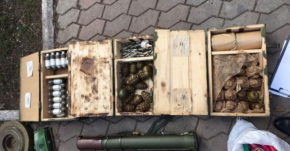 В заброшенном детском центре на Донетчине выявили мощный арсенал оружия (ФОТО)