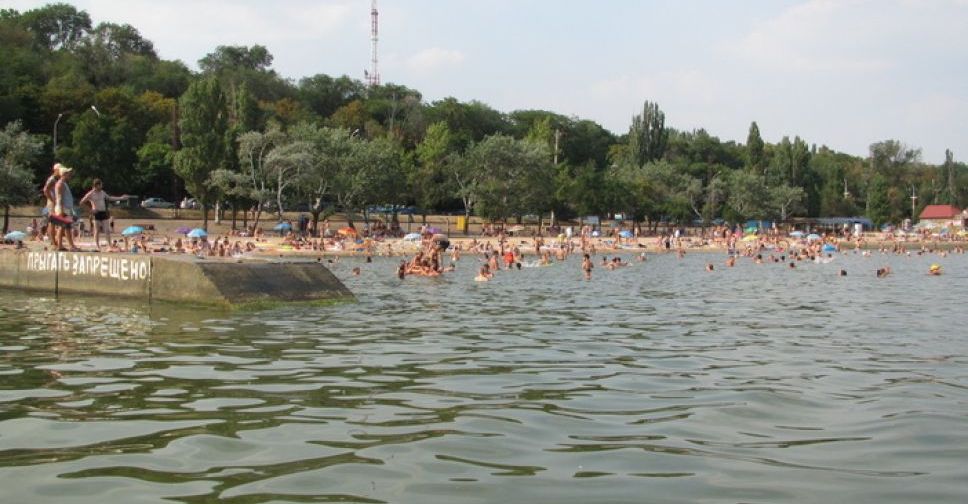 Потерявшаяся девочка и рекорд по заплывам за буйки: как прошел уик-энд на мариупольских пляжах?