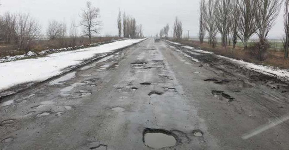 С черепашьей скоростью: автотрассу Мариуполь – Запорожье отремонтируют на 10%