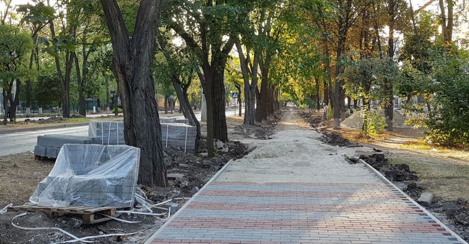 Разноцветный ФЭМ вместо асфальта: в Мариуполе на одной из улиц  ремонтируют тротуар