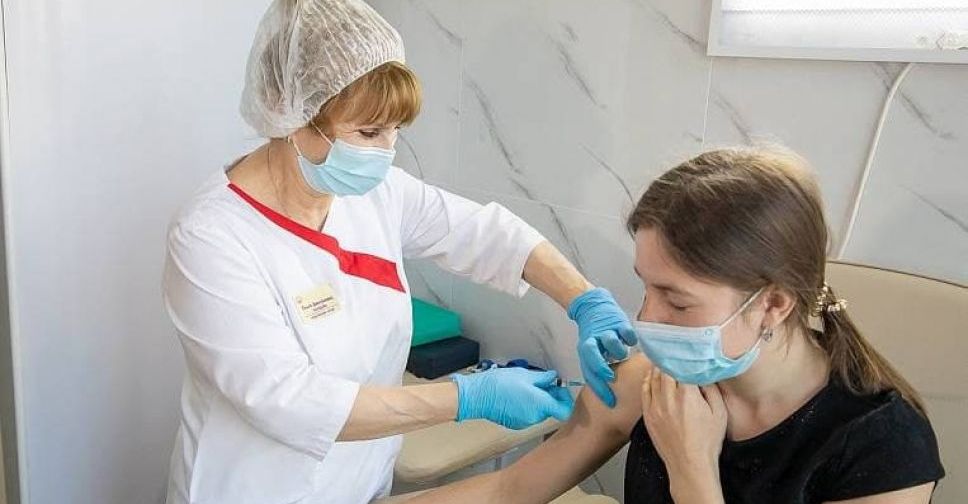 Непривитых отстранят от работы: для каких профессий вакцинация в Украине стала обязательной