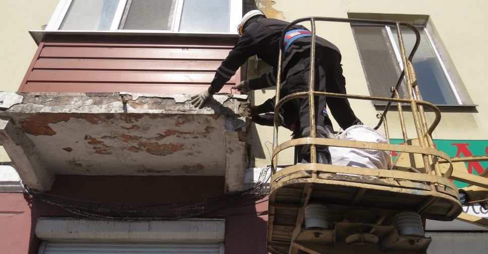 В Мариуполе матросы и водолазы спасают горожан от «балконной бомбардировки» (ФОТО+ВИДЕО)
