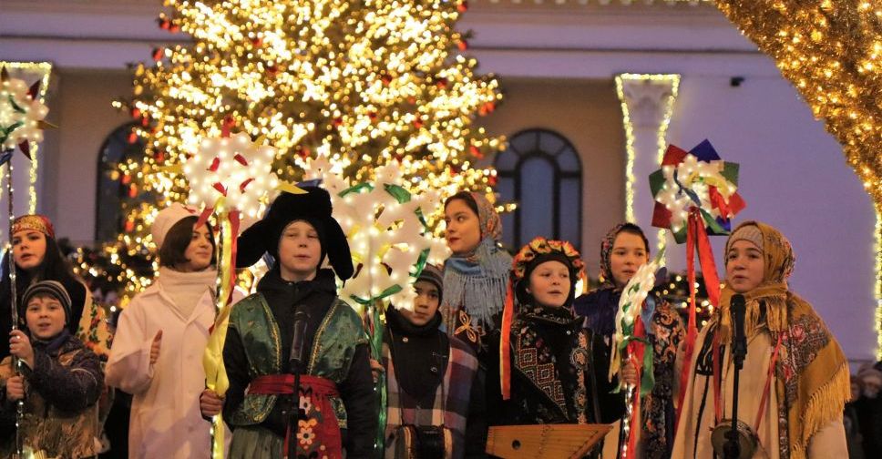 Мариупольцам показали театрализованный рождественский спектакль в центре города (ФОТОРЕПОРТАЖ)