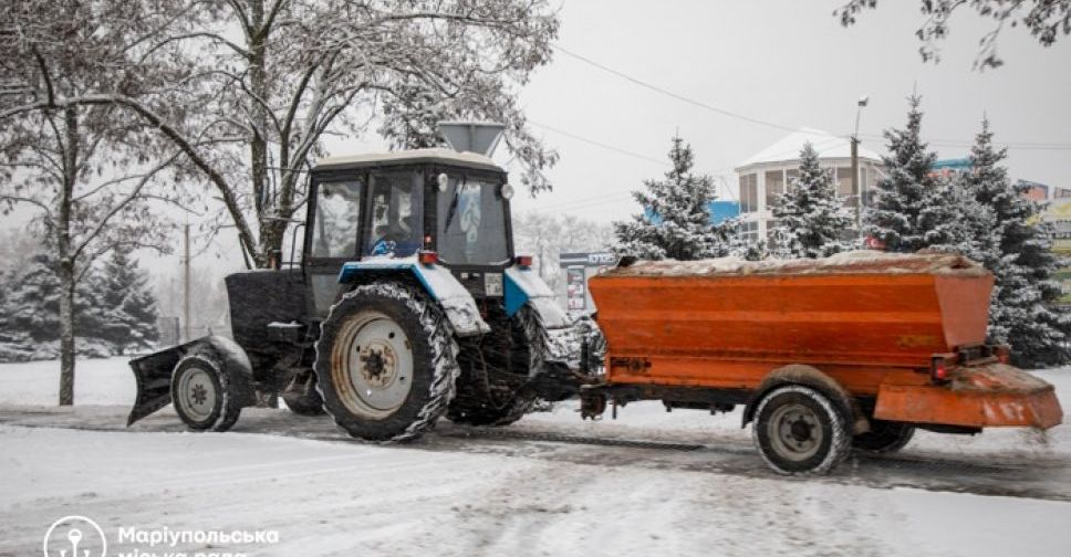 На уборку улиц Мариуполя от снега выведено 50 единиц спецтехники