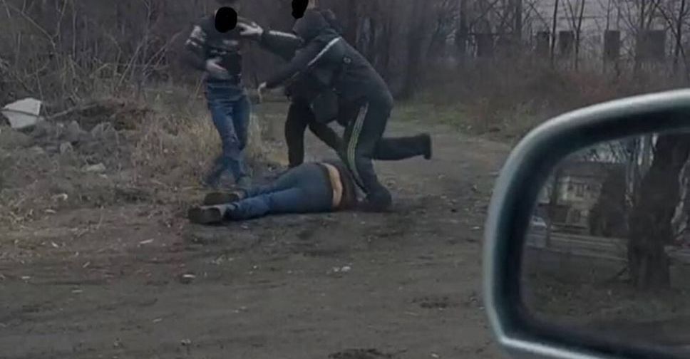 Кулаками и ногами – по голове: в Мариуполе неизвестные жестоко избили лежащего мужчину (18+)