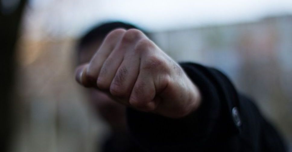В Мариуполе избили и ограбили мужчину: пострадавший в больнице