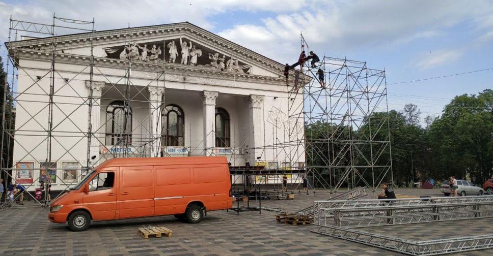 В центре Мариуполя устанавливают праздничную сцену (ФОТОФАКТ)