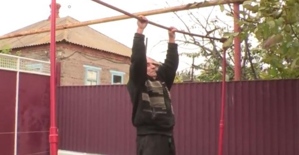 Под Мариуполем 71-летний мужчина поставил рекорд Украины на перекладине (ВИДЕО)