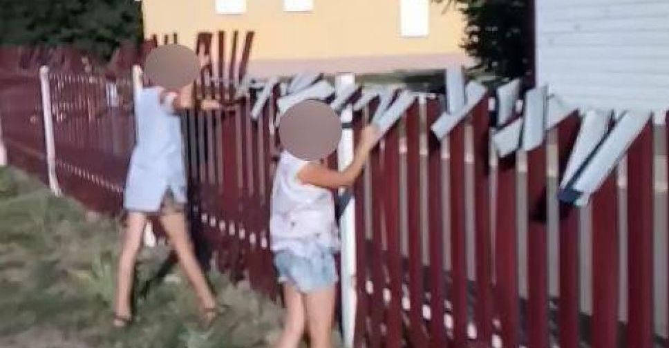 В Мариуполе дети повредили забор амбулатории