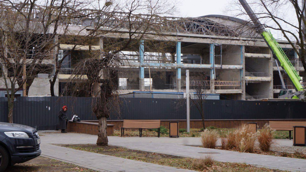 Відновлення по-російськи: окупанти у Маріуполі роблять сауну з головного басейну Донеччини