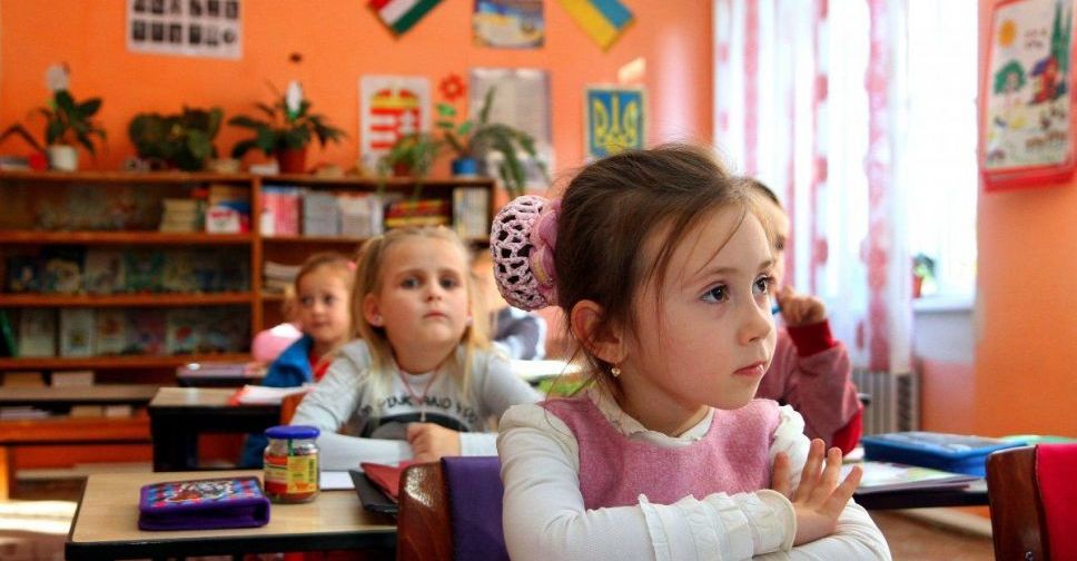 Мариупольские учителя не смогут оставить школьников на второй год. Новые правила МОН