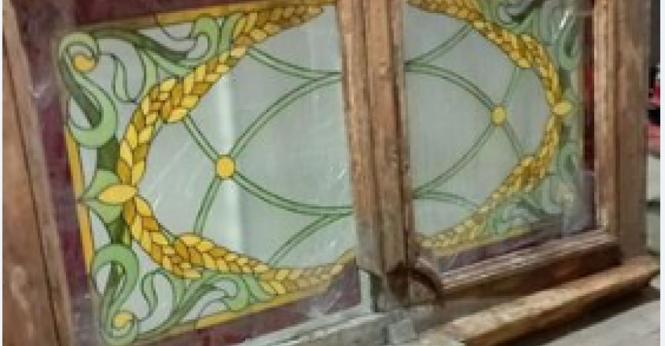 В Мариуполь прислали новые витражи для старинной двери