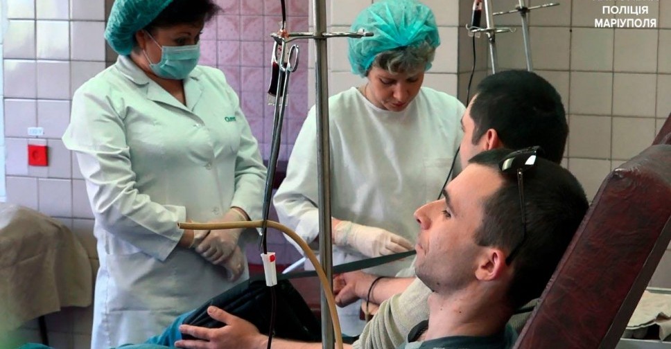 Патрульные Мариуполя призывают присоединиться к сдачи крови (ФОТО)