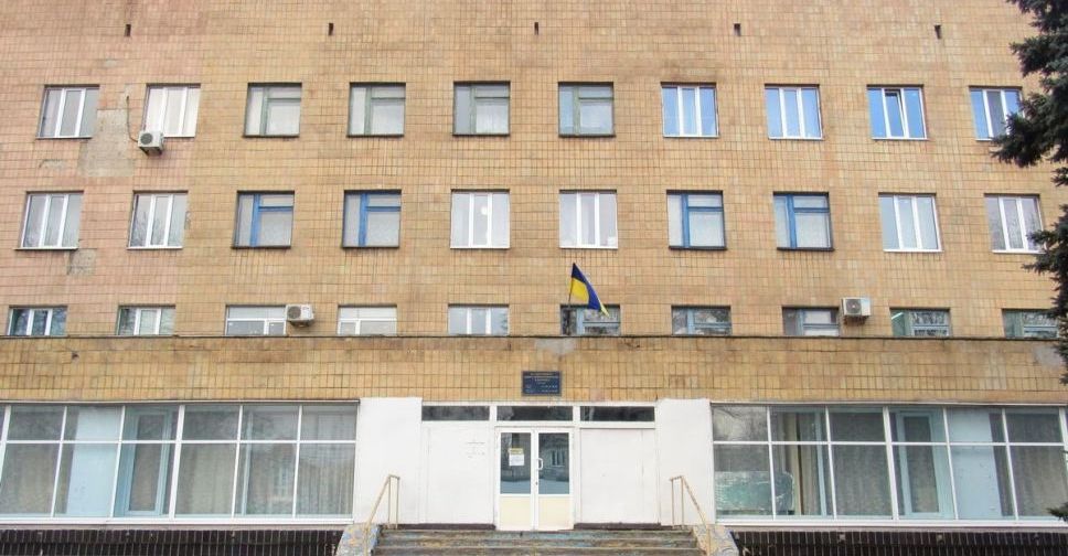 Просят опознать: возле медучреждения в Мариуполе нашли тело мужчины (18+)