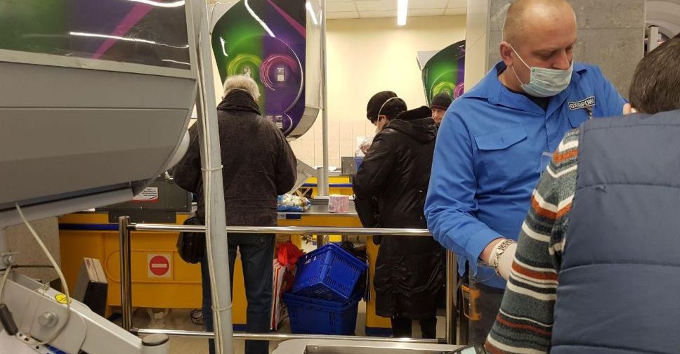 В продуктовых магазинах Мариуполя ограничили количество покупателей и дистанцию между ними (ФОТО)