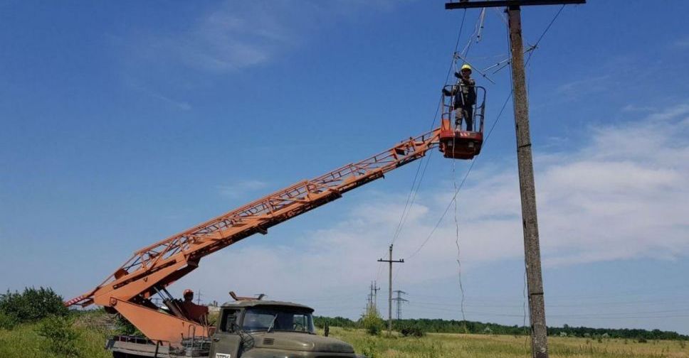 Прифронтовым поселкам вблизи Мариуполя восстановили электричество после обстрела (ФОТО)