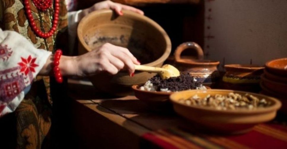 Жареный поросенок, кутья с салом, галушки: Щедрый вечер на пороге у мариупольцев