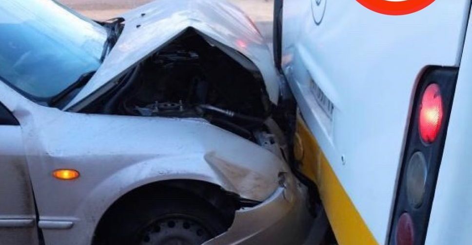 В Мариуполе легковушка врезалась в автобус
