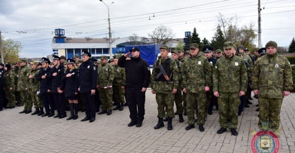 Почти 300 полицейских несут службу на кладбищах Мариуполя в поминальные дни