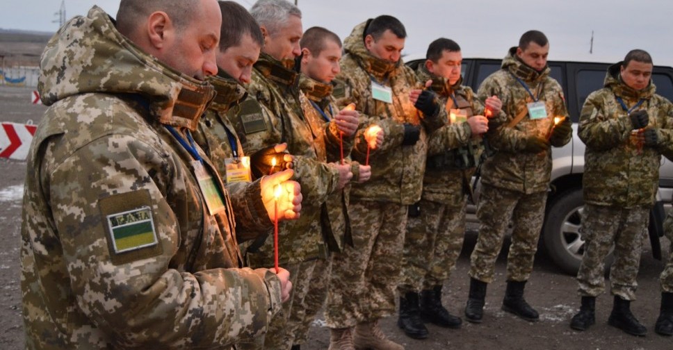 Пограничники Донетчины почтили память жертв Голодомора под канонаду (ВИДЕО)
