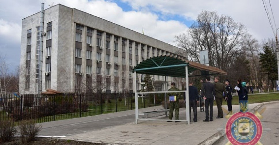 Полиция Мариуполя оборудует остановку транспорта сенсорным киоском (ФОТО)